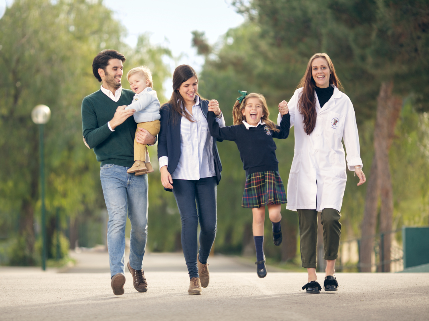Familia caminando junto a una formadora del colegio, hogar y colegio como un solo equipo