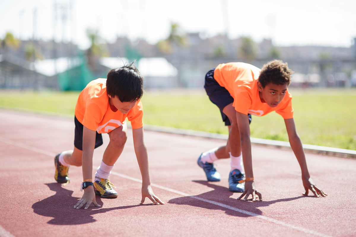 Alumnos en la pista de atletismo del colegio