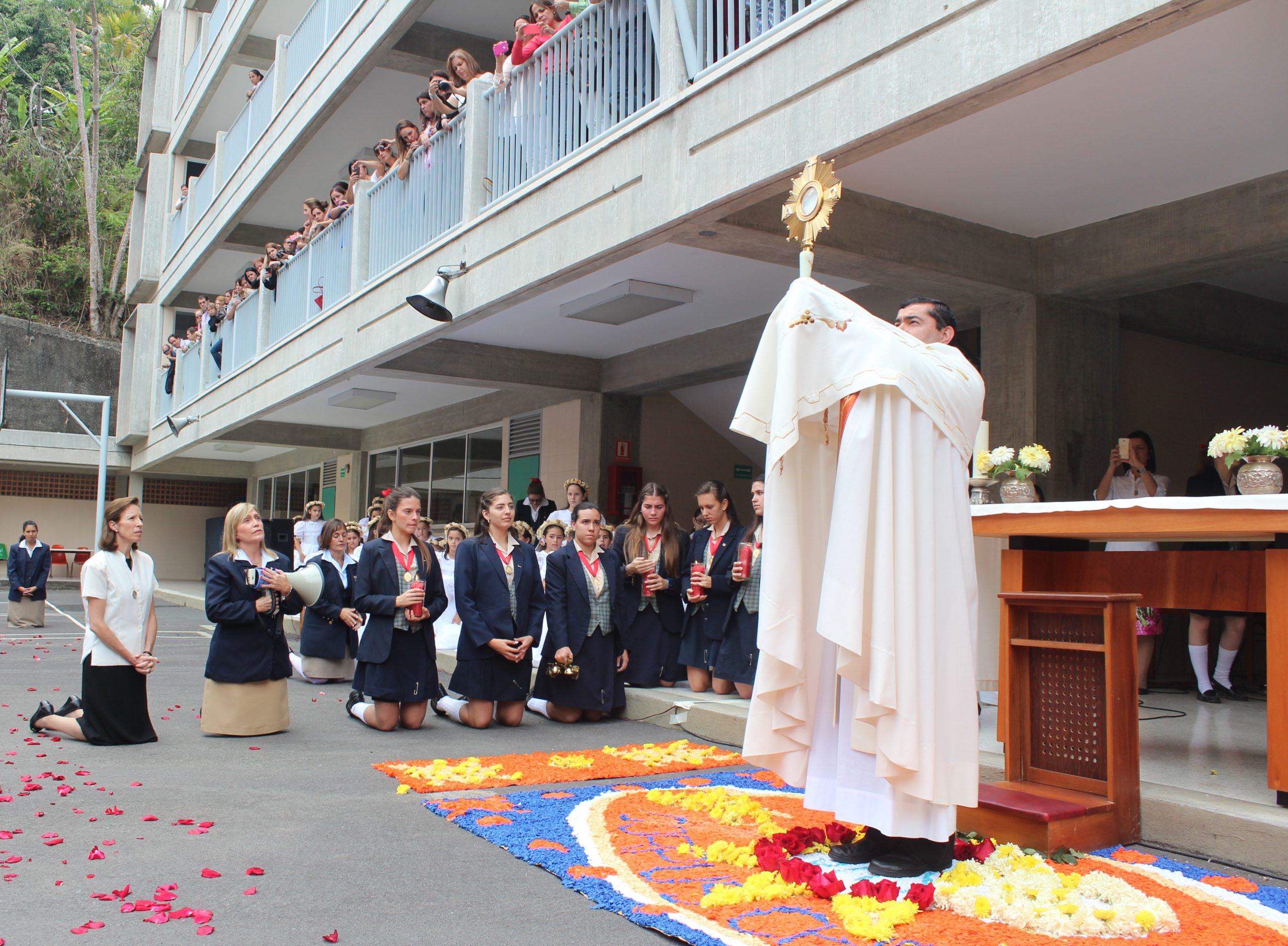 Procesión eucarística en el colegio