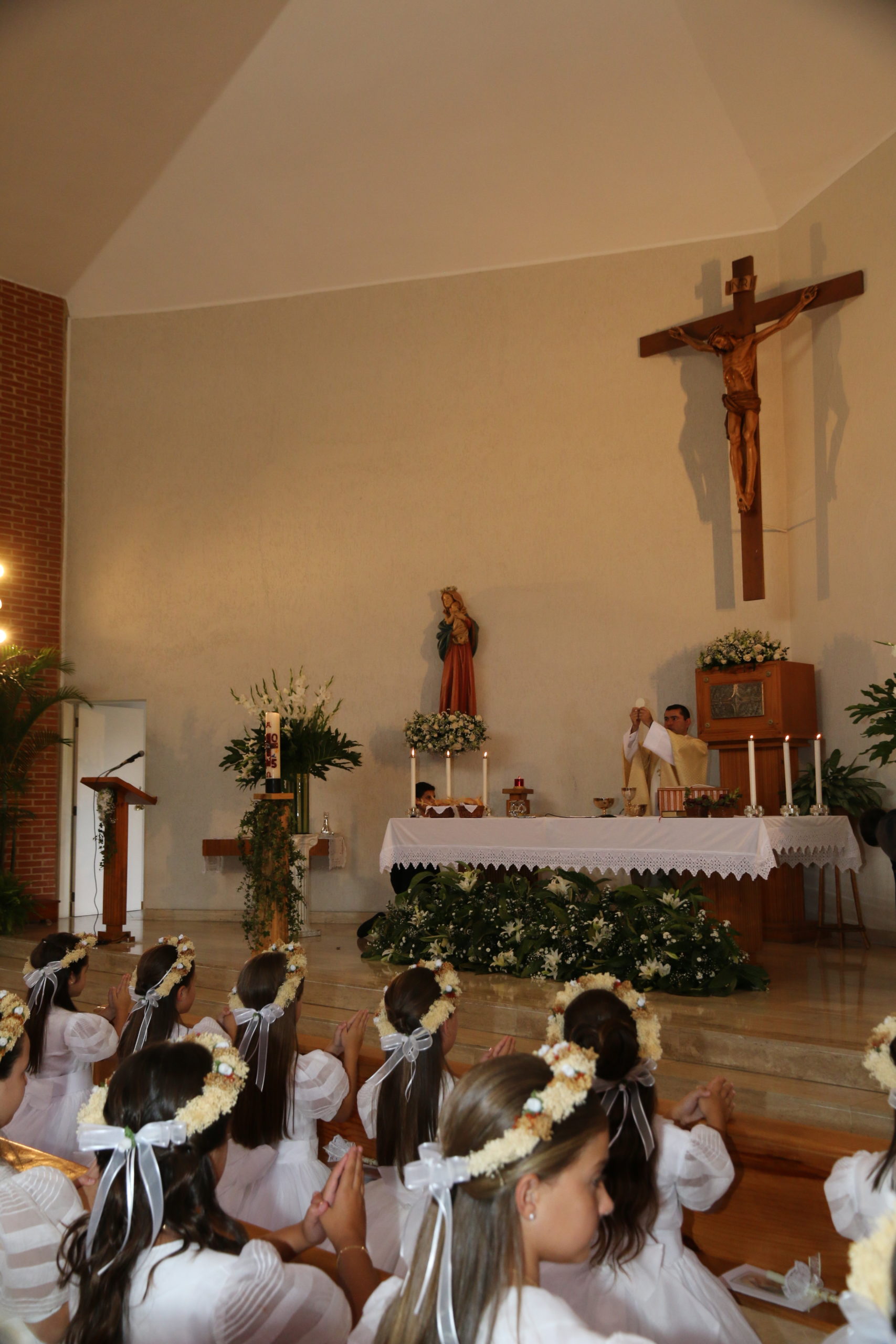 Alumnas en su Primera Comunión en la capilla del colegio