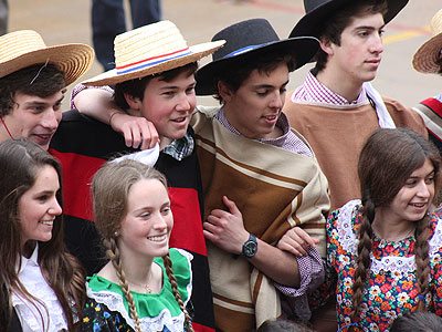 Alumnos en traje tradicional durante un evento cultural