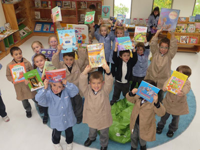 Alumnos felices dando la bienvenida, parte de la comunidad educativa